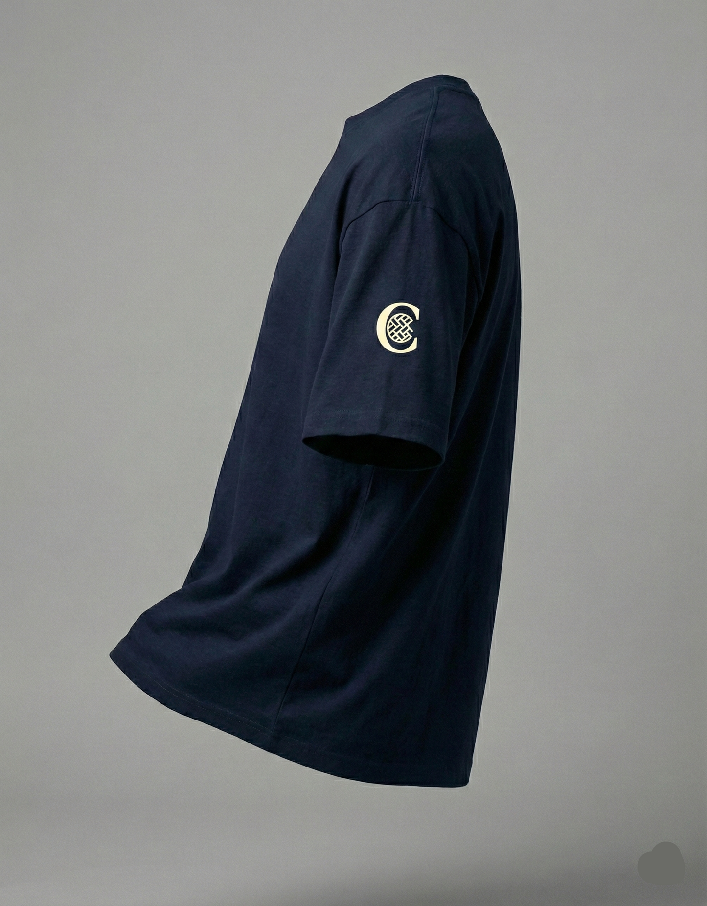 Cleevelabel crest on right sleeve